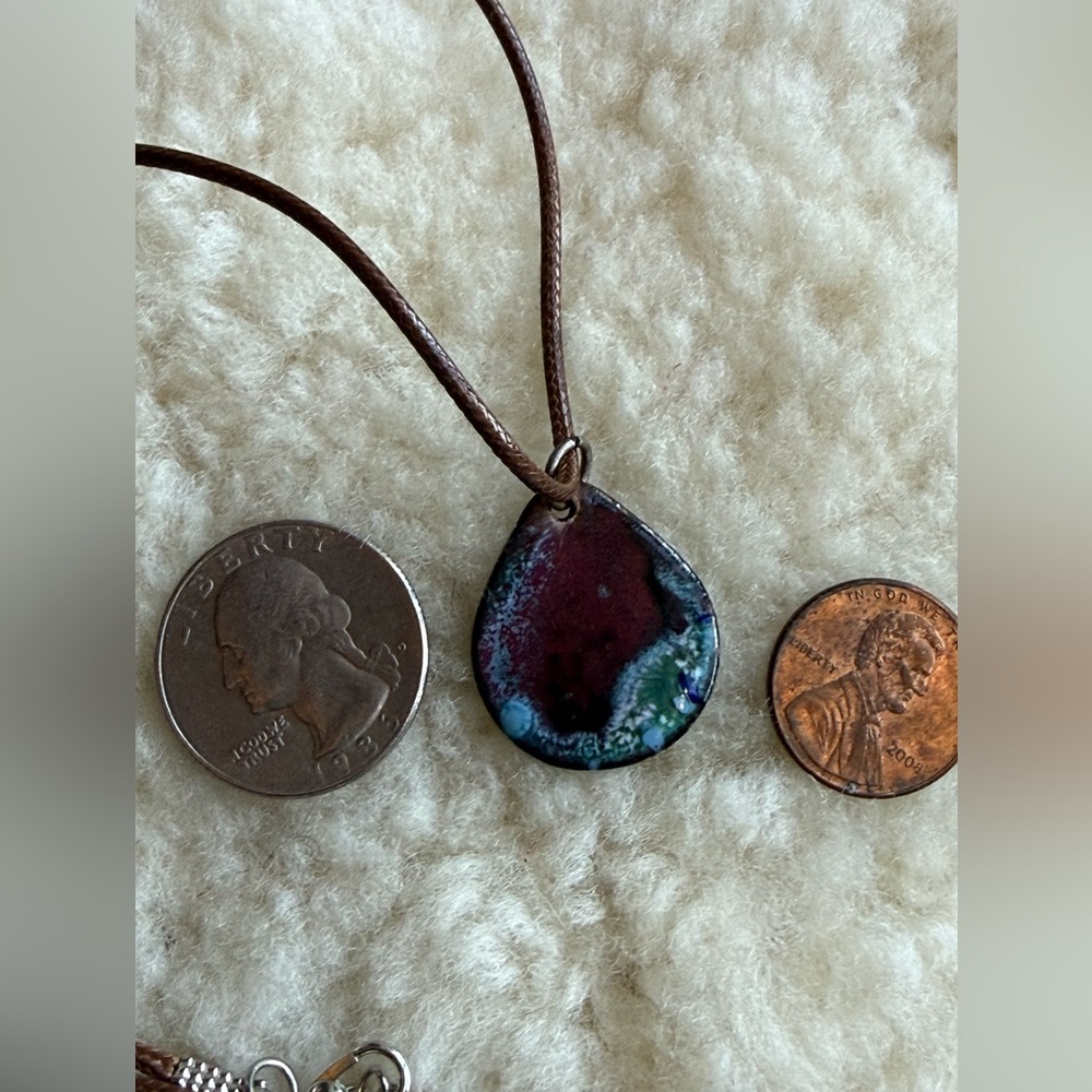 Vintage enameled copper small necklace that is reversible. Lovely - Picture 4 of 9